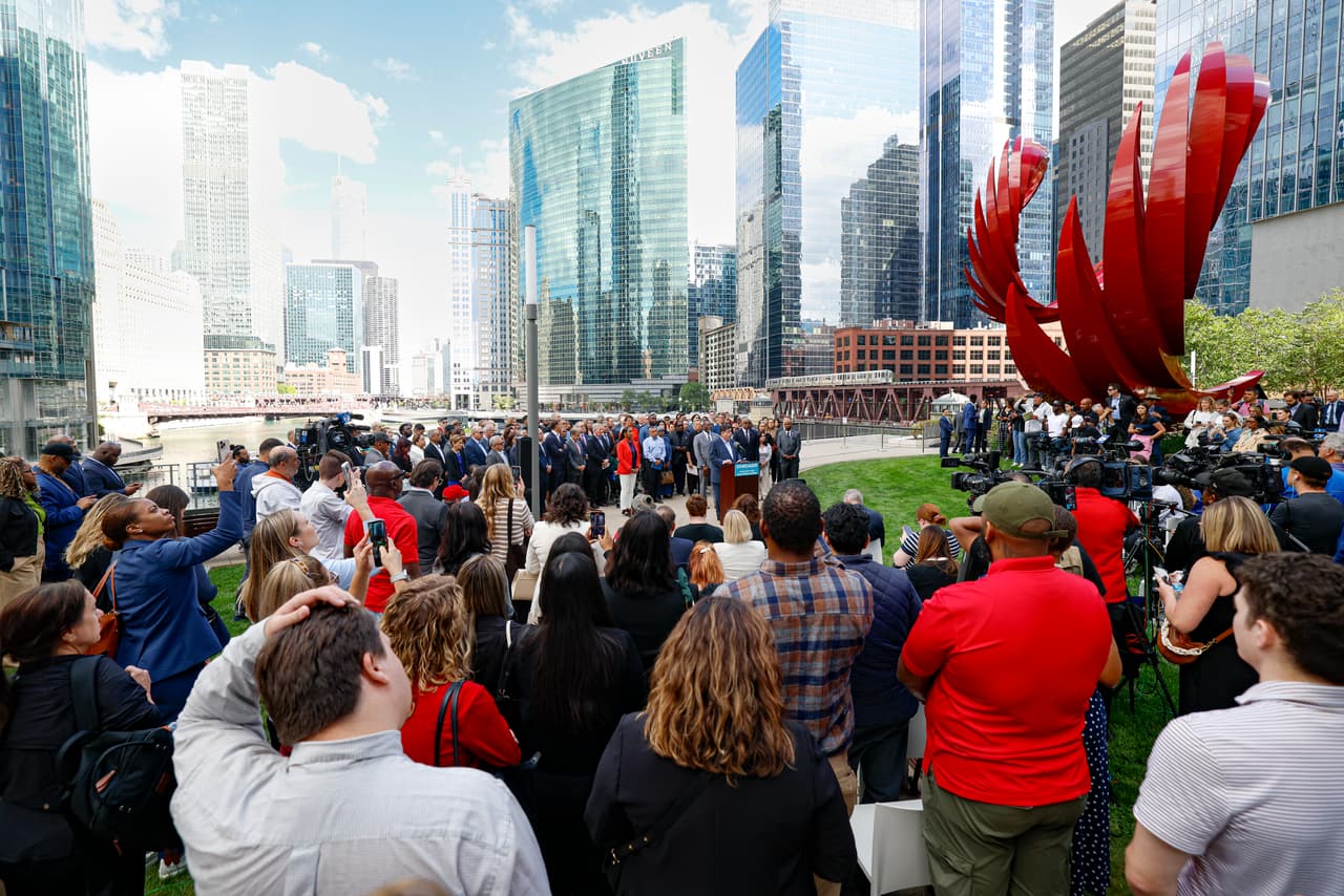 "Puedes retrasar la justicia por un tiempo, pero la historia demuestra que no puedes evitar que te encuentre. Si lastimas a mi pueblo, nada me impedirá, ni el tiempo ni las circunstancias políticas,
<b>asegurarme de que enfrentes la justicia bajo nuestro estado de derecho constitucional.</b>"
<br>