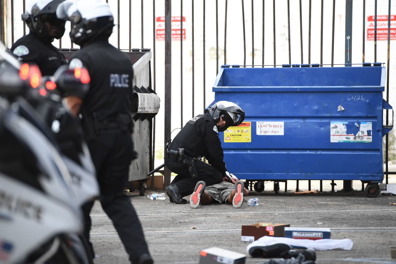 La policía detuvo a un presunto saqueador el 1 de junio de 2020 en el área de Van Nuys de Los Ángeles, California.
<a href="https://www.univision.com/noticias/estados-unidos/se-llevaron-toda-la-mercancia-duenos-de-negocios-golpeados-por-la-cuarentena-y-ahora-por-los-saqueos">Dueños de negocios se han quejado</a> por el serio impacto que ha creado primero la pandemia del coronavirus y ahora los saqueos.