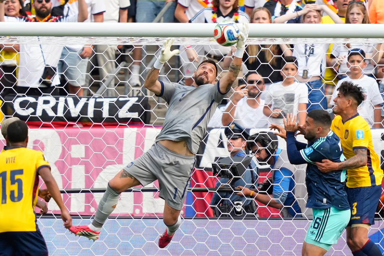Hernán Galíndez ataja el balón.