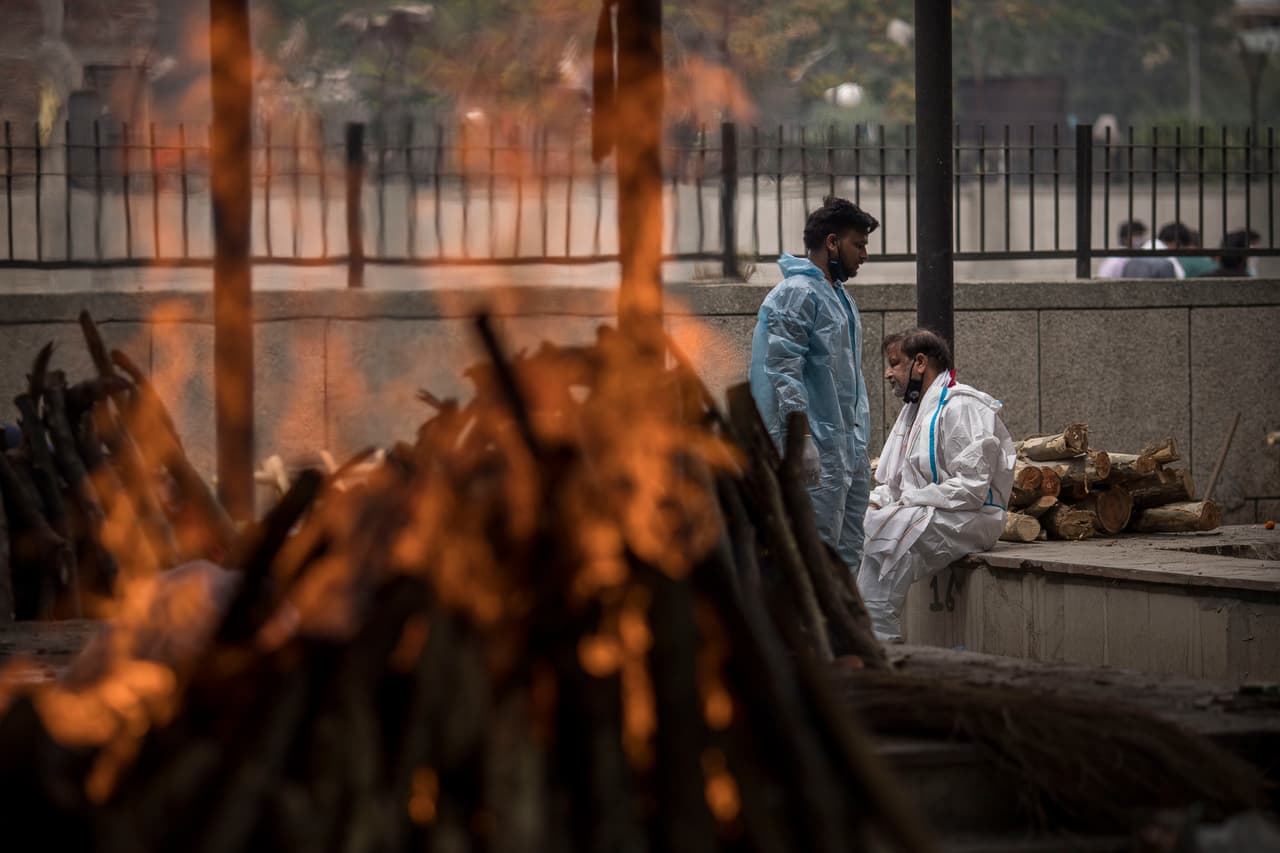 Más de un año después del inicio de la pandemia, las muertes a nivel global rebasan los 3 millones y alcanzan de nuevo un promedio de casi 12,000 por día. La oleada de casos en la India está se une a las crisis de Brasil y Francia, provocadas en parte por variantes nuevas y más contagiosas. En la fotografía familiares de fallecidos en un crematorio de Nueva Delhi, el 20 de abril.