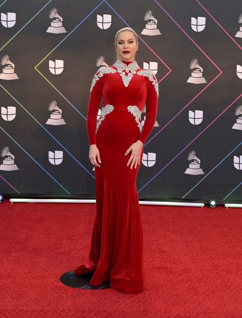 <b>Daniela di Giacomo</b>, quien ha colaborado en varios programas de Univision como experta en moda, llegó enfundada en un vestido rojo.
<br>