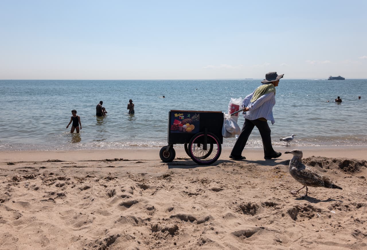 Un vendedor de helados a lo largo de la playa de Coney Island.