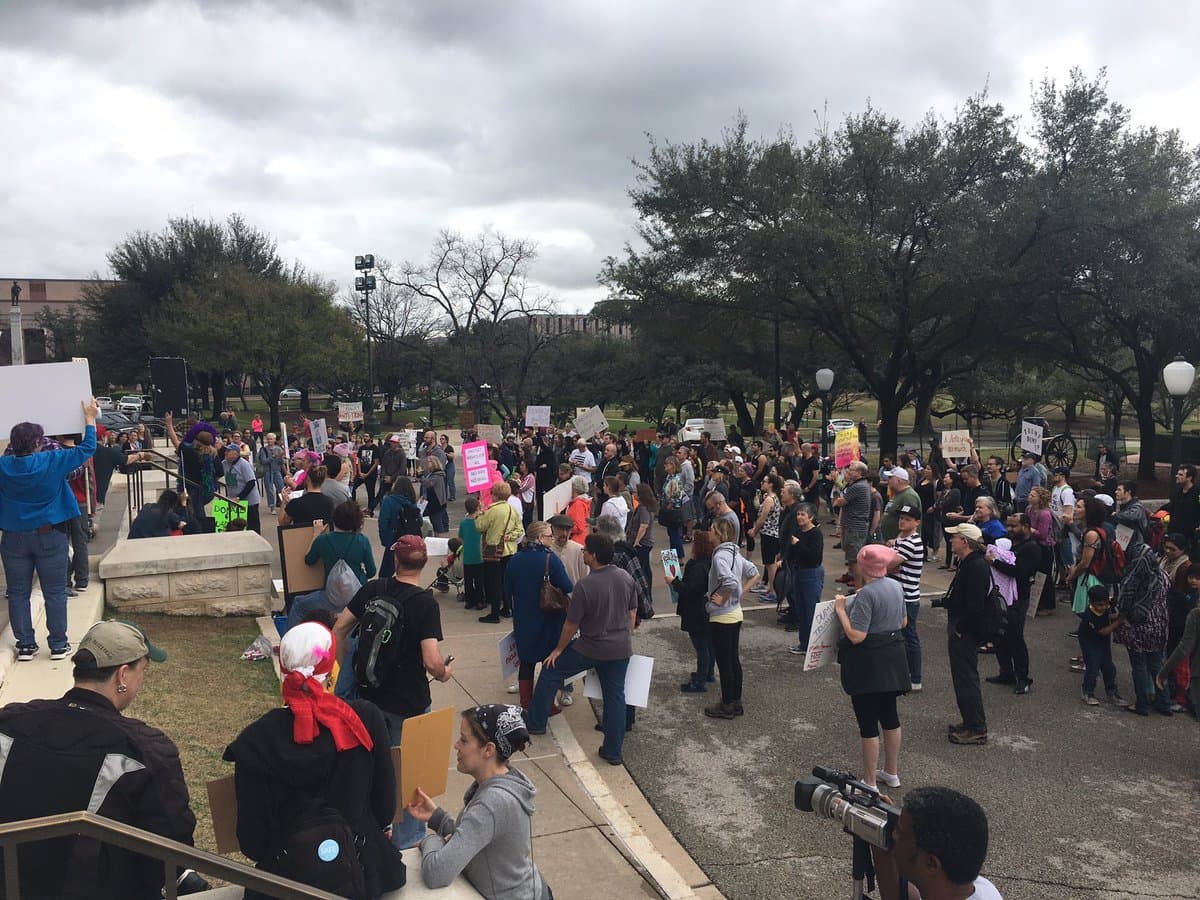 Manifestantes en Austin se reúnen bajo el lema ‘No es mi presidente’