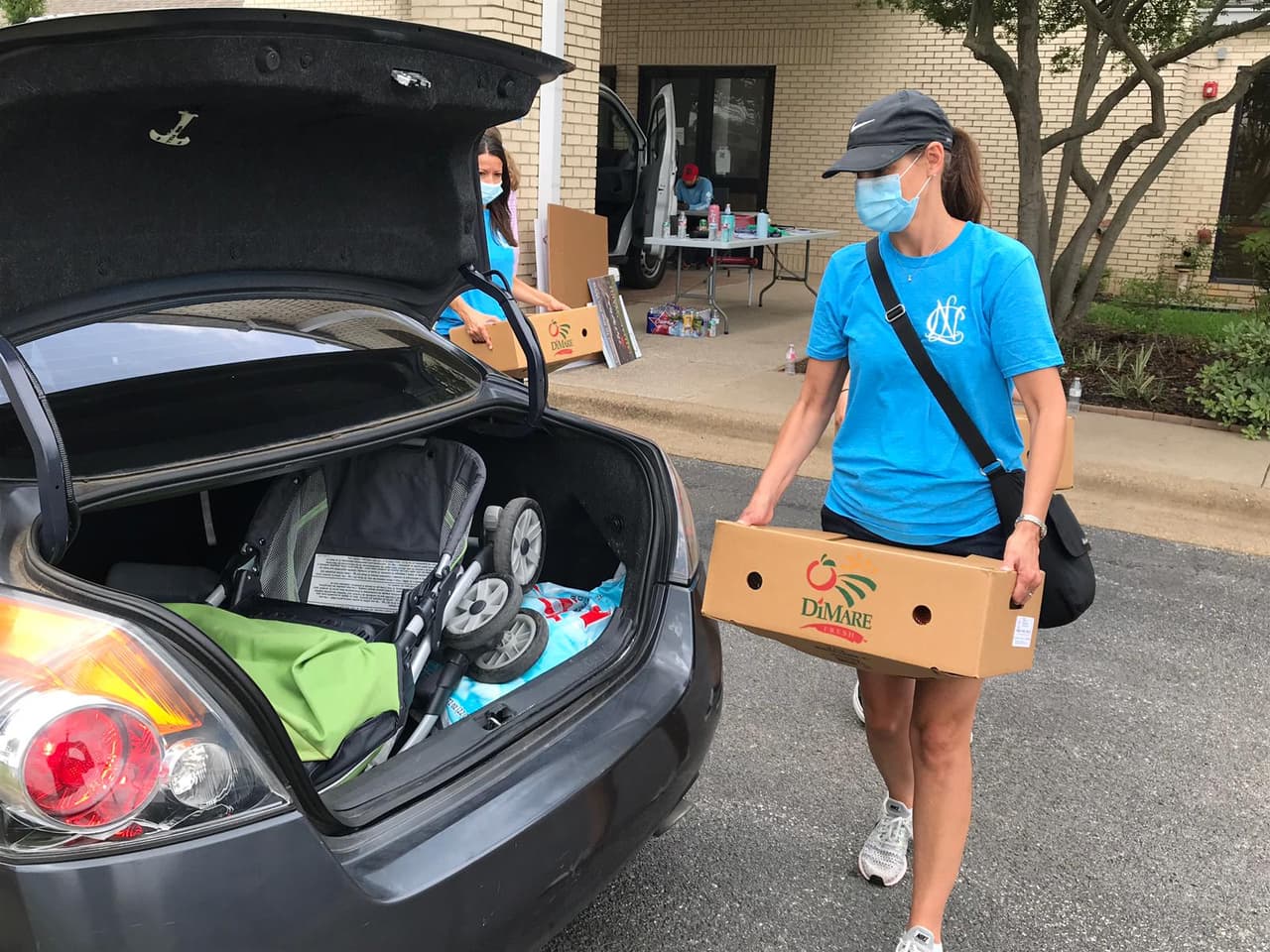 Varias familias afectadas recibieron despensas con verduras, leche y otros productos básicos.