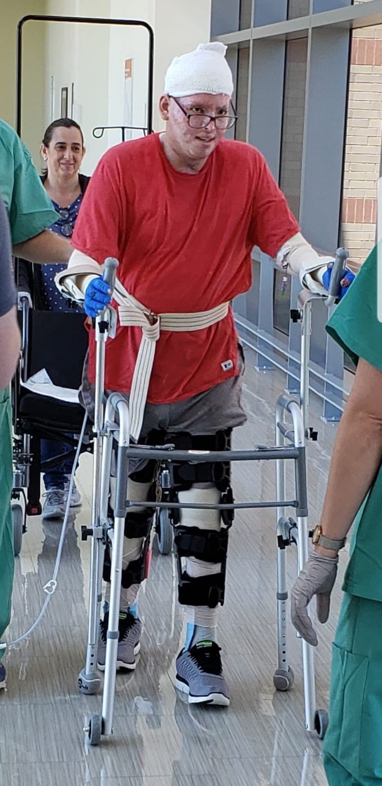 Con esa mentalidad y con las ganas de superarse, a los pocos meses Hernández mostró avances considerables desde volver a aprender a comer, caminar con andador y hasta que pudo dar pasos por sí mismo, sin ninguna ayuda. 
<br>