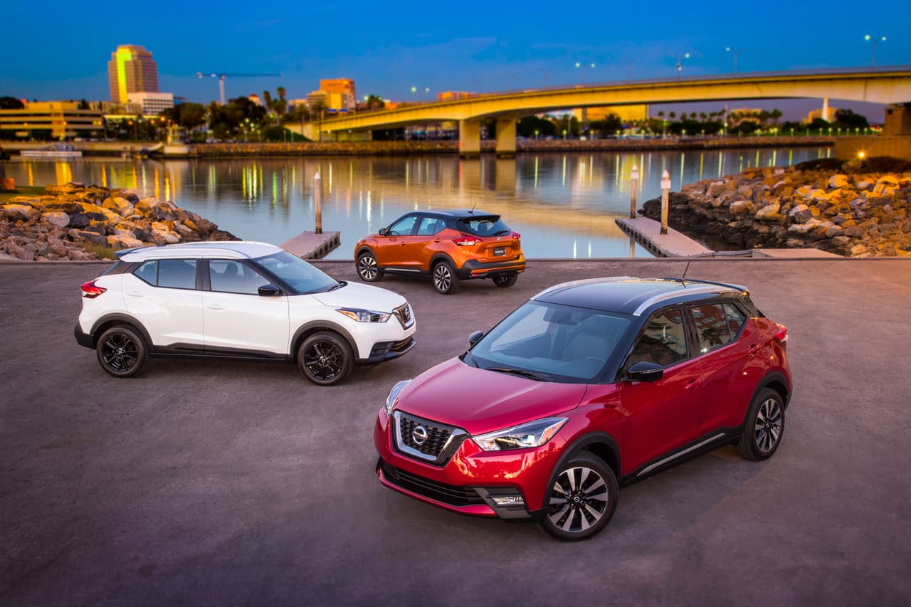 <b>Nissan Kicks 2018</b>
<br>Llegará a los concesionarios en junio de 2018 y es un modelo dirigido al público juvenil. Con este modelo
<a href="http://uni.vi/RG7a100S8aF" target="_blank">Nissan retira de su portafolio al Juke</a> y le declara la guerra a la Hyundai Kona. Todas las versiones que ofrecerá contarán con motor cuatro cilindros de 1.6 litros que produce 125 caballos de fuerza y 115 lb-pie- La transmisión es CVT con cambios simulados Xtronic.