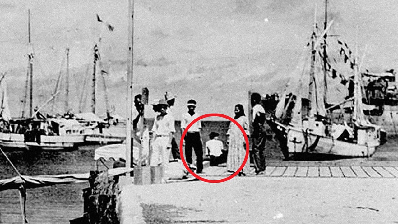 Esta foto borrosa hallada en los Archivos Nacionales de Estados Unidos reavivó el misterio de la desaparición de la legendaria aviadora estadounidense Amelia Earhart. Según
<a href="http://www.history.com/specials/amelia-earhart-the-lost-evidence">una investigación del canal History Channel</a>
<b>una de las personas de esta imagen podría ser Earhart, y otra, el navegante que desapareció con ella, Fred Noonan.</b> La foto fue hecha pública por la cadena NBC como adelanto del documental que se transmitirá esta semana.
<br>