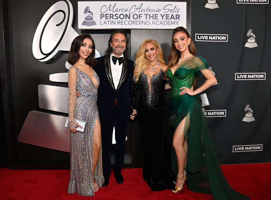 A la gran gala en el Mandalay Bay Convention Center de Las Vegas, Marco Antonio Solís fue acompañado por su esposa Cristian Salas y por sus hijas Alison Solís y Marla Solís.
<br>