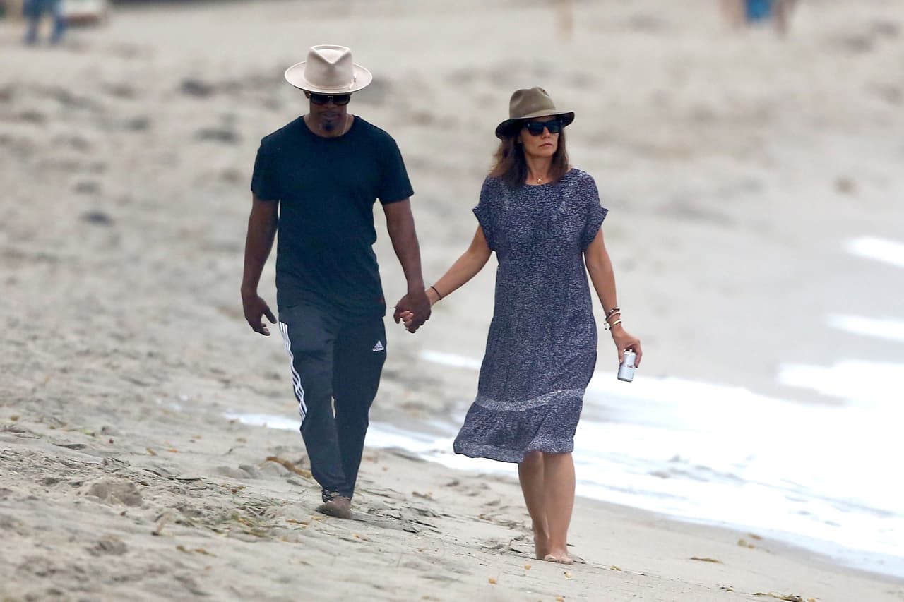 Un año después de separarse de Cruise, Holmes fue relacionada con el actor Jamie Foxx. Durante el tiempo en que estuvieron juntos, ninguno confirmó la relación. Finalmente, en agosto de 2019, la revista 
<a href="https://people.com/movies/katie-holmes-jamie-foxx-split/" target="_blank">People</a> anunció que se habían separado.