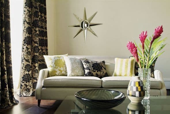 Apuesta a un mix de épocas. Más allá de la tapicería, puedes actualizar muebles clásicos simplemente colocándolos al lado de algo contemporáneo. Por ejemplo, si pones una alfombra moderna junto a un sofá del siglo XVIII, todo comienza a verse más fresco.