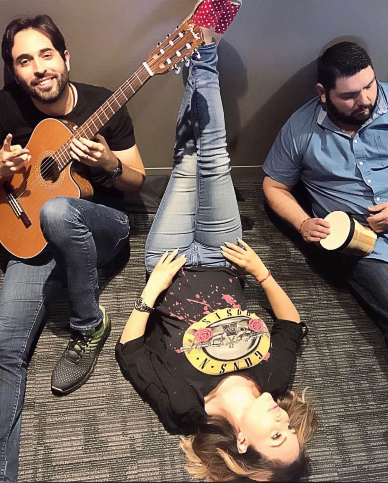 Aquí parecen artistas debutando albúm musical.