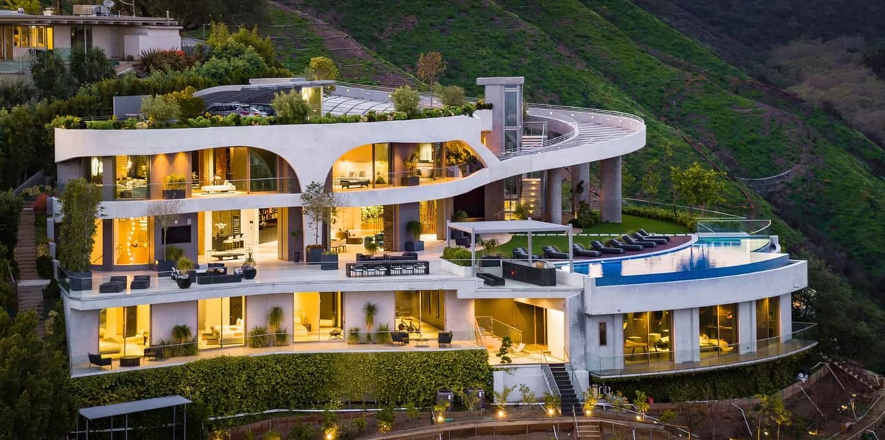 La propiedad tiene una arquitectura poco común, pues evoca al diseño de 
<b>"un yate moderno"</b>, explica el sitio especializado 
<a href="https://www.architecturaldigest.com/story/travis-scott-modern-brentwood-mansion" target="_blank">Architectural Digest</a>. 
<br>