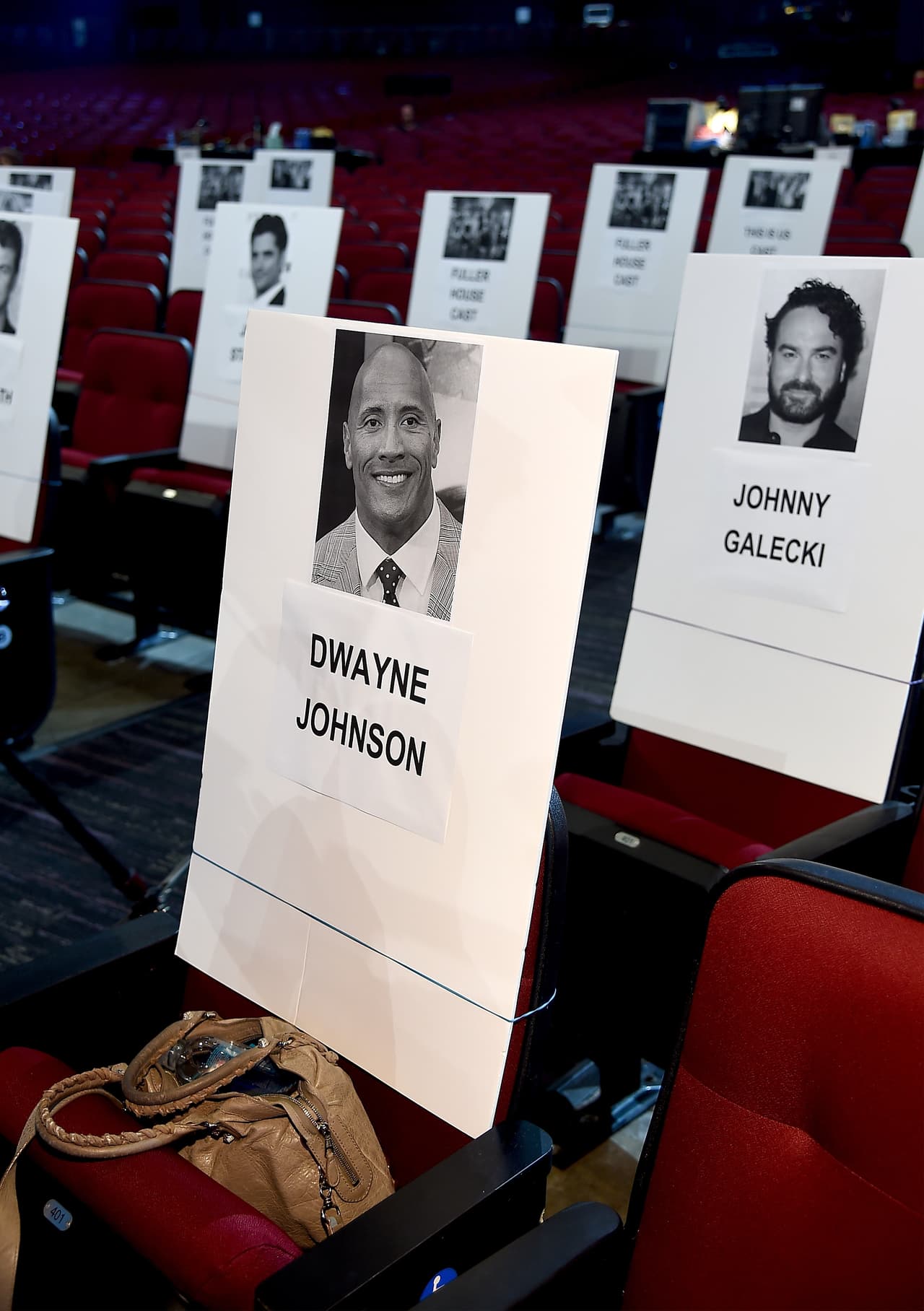 ¿Quién olvidó un bolso en la butaca que le corresponde a Dwayne Johnson?