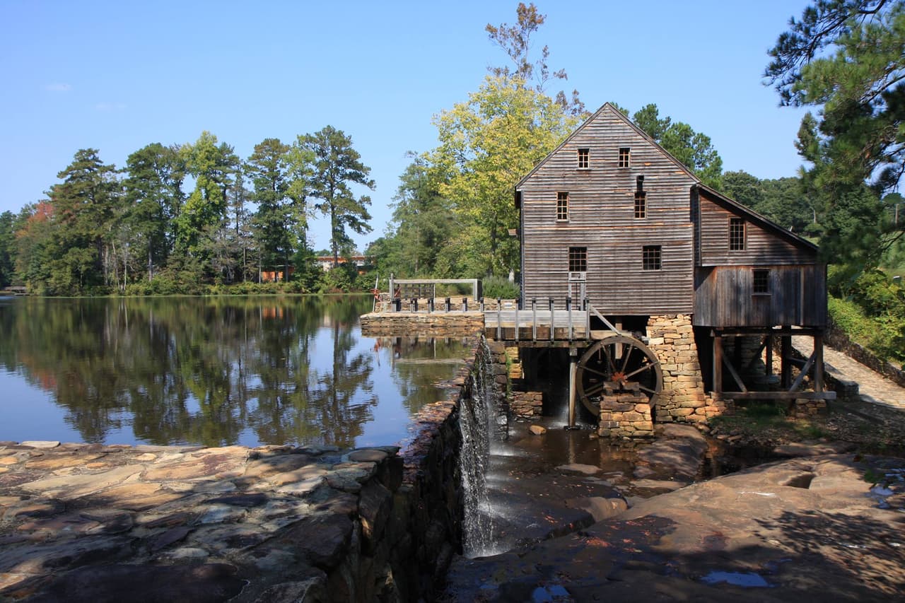 <b>Salgan de aventura.</b> Lleva a mamá al Historic Yates Mill County Park y disfruten juntos de un día de aventura en la naturaleza. El parque cuenta con senderos y el histórico molino, así que hay mucho que ver aquí.