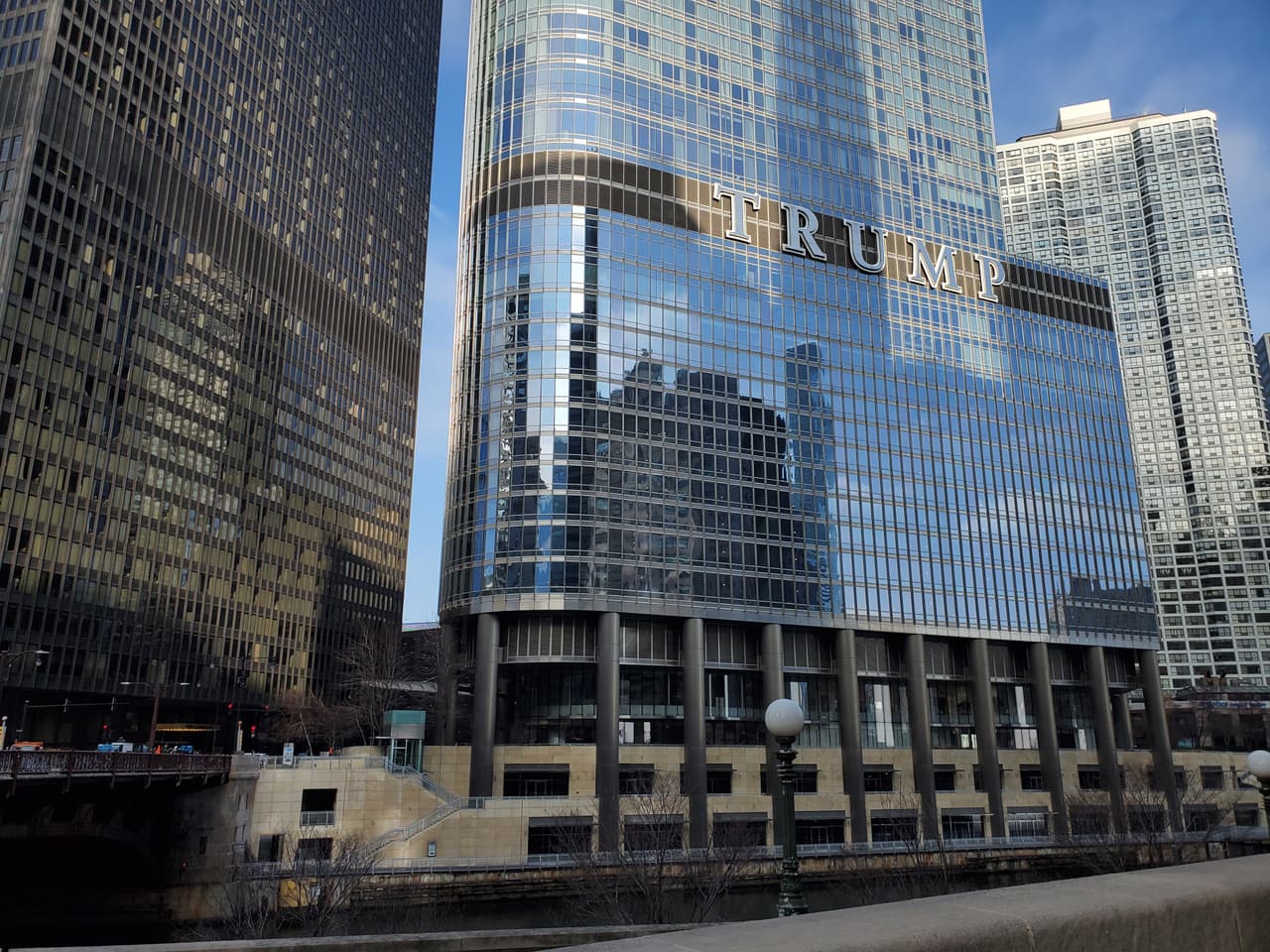 No está claro si la mujer tenía la intención de apuntar contra la torre Trump.
<br>