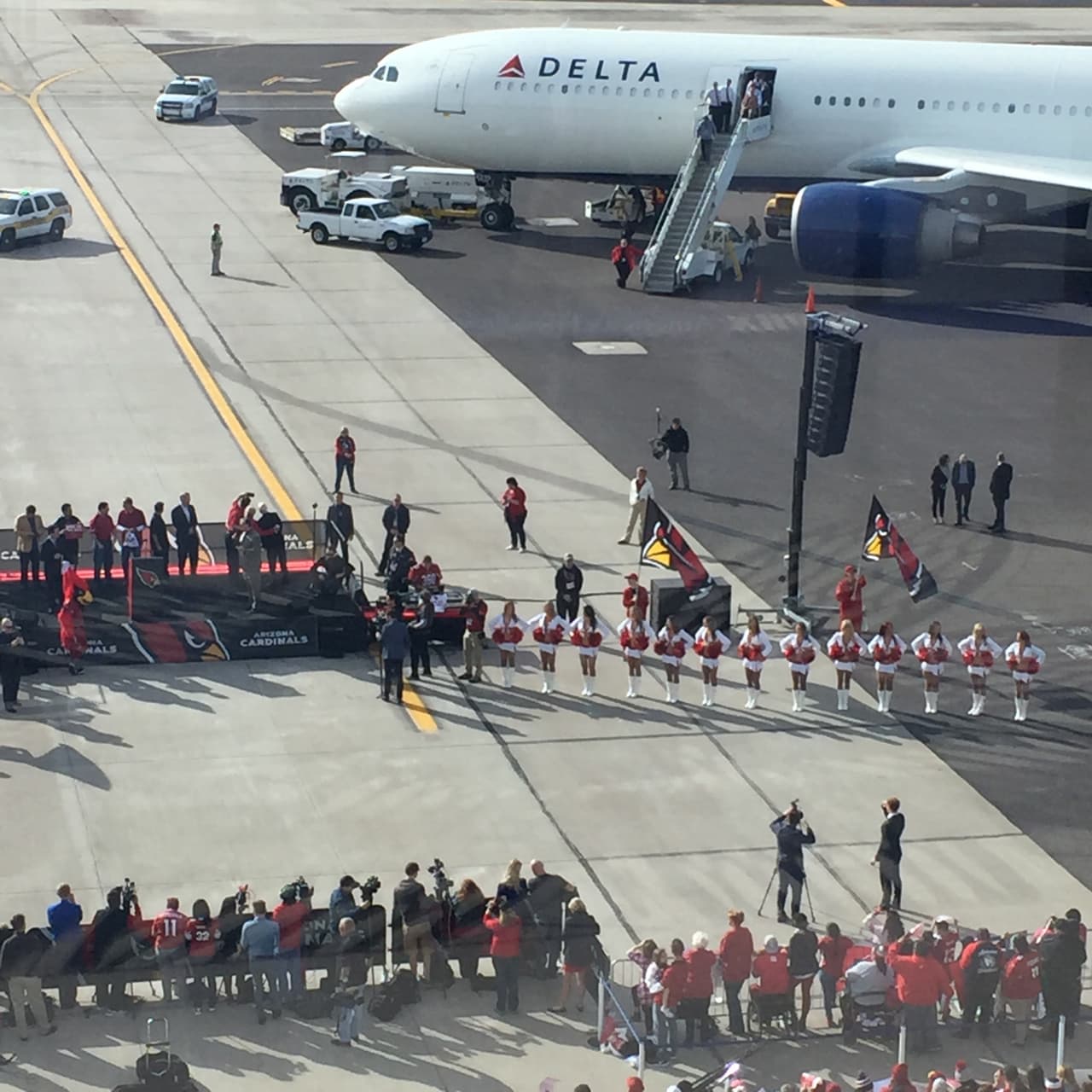 Cientos de fans de los Cardenales de Arizona se congregaron en el aeropuerto Phoenix Sky Harbor para apoyar y despedir a su equipo, el cual enfrenta un gran reto en Carolina del Norte que podría darles el boleto para ir al Super Bowl.