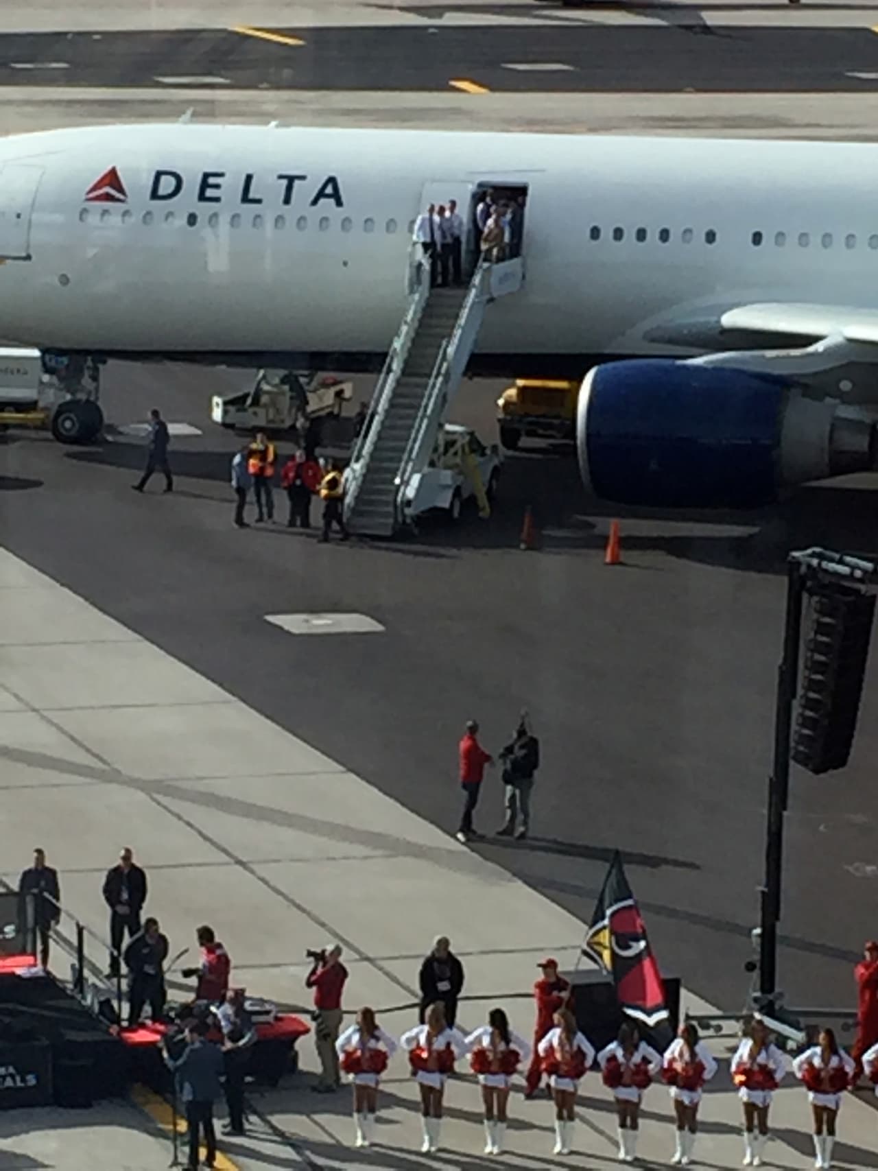 Cientos de fans de los Cardenales de Arizona se congregaron en el aeropuerto Phoenix Sky Harbor para apoyar y despedir a su equipo, el cual enfrenta un gran reto en Carolina del Norte que podría darles el boleto para ir al Super Bowl.