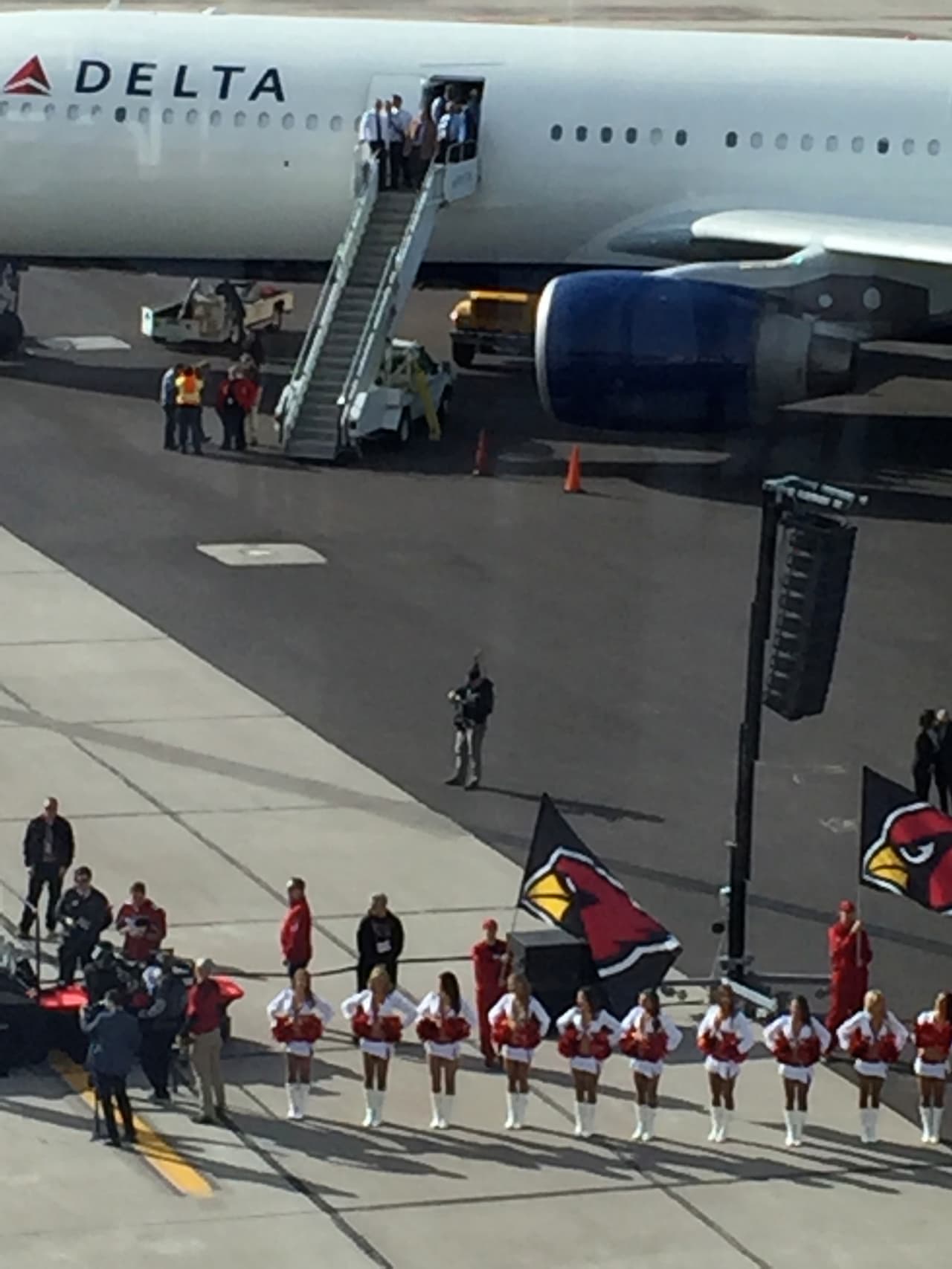 Cientos de fans de los Cardenales de Arizona se congregaron en el aeropuerto Phoenix Sky Harbor para apoyar y despedir a su equipo, el cual enfrenta un gran reto en Carolina del Norte que podría darles el boleto para ir al Super Bowl.