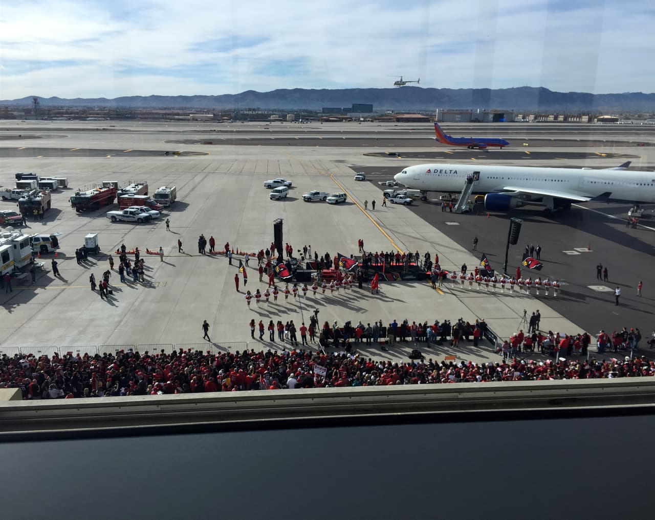 Cientos de fans de los Cardenales de Arizona se congregaron en el aeropuerto Phoenix Sky Harbor para apoyar y despedir a su equipo, el cual enfrenta un gran reto en Carolina del Norte que podría darles el boleto para ir al Super Bowl.