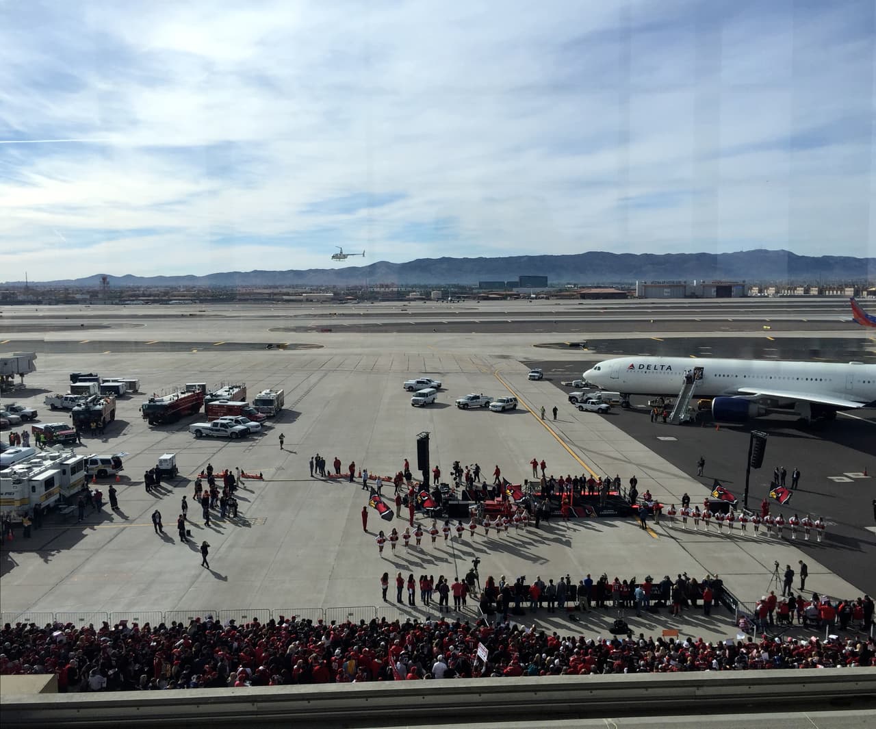 Cientos de fans de los Cardenales de Arizona se congregaron en el aeropuerto Phoenix Sky Harbor para apoyar y despedir a su equipo, el cual enfrenta un gran reto en Carolina del Norte que podría darles el boleto para ir al Super Bowl.