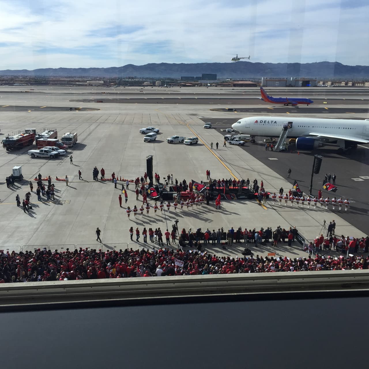 Cientos de fans de los Cardenales de Arizona se congregaron en el aeropuerto Phoenix Sky Harbor para apoyar y despedir a su equipo, el cual enfrenta un gran reto en Carolina del Norte que podría darles el boleto para ir al Super Bowl.