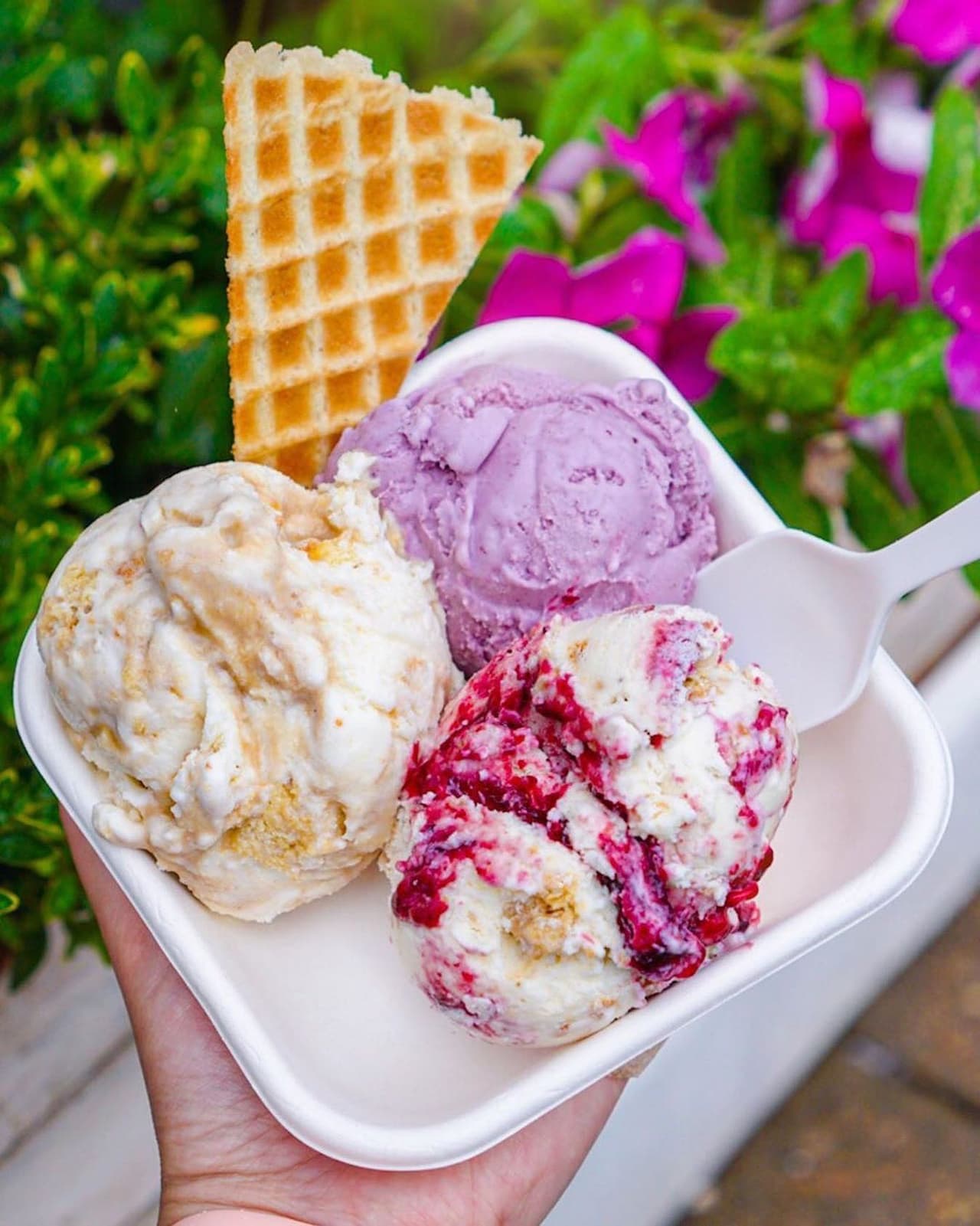 <b><a href="http://jenis.com/scoop-shops/jenis-westside-provisions/">Número 2: Jeni's Splendid Ice Creams (1198 Howell Mill Rd NW, Atlanta)</a></b>. Se precia de tener helados con una textura suave única y un cuerpo de crema de mantequilla, con un sabor brillante y un acabado limpio. La empresa asegura que no usa saborizantes sintéticos, colorantes ni mezclas prefabricadas.