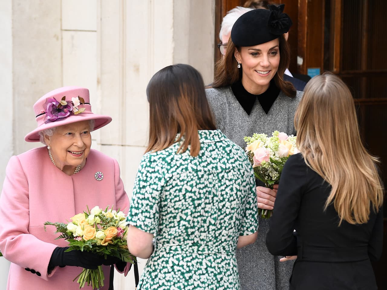 Kate Middleton acompañó a la reina Isabel durante una visita al King’s College, una de las universidades más emblemáticas y con mayor historia del Reino Unido. En dicho acto, ambas estuvieron solas.