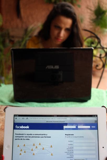 El tiempo que dedicas estando al frente de tu computadora es mucho, por eso es mejor que la mantengas libre de gérmenes.