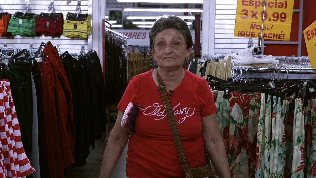 Zoila Navarro lleva siete años viviendo Miami. Cada vez que viaja a la isla lleva ropa y medicinas para su familia.