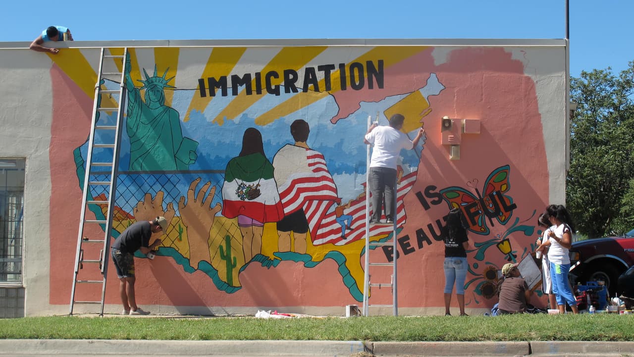 Estos dos vecindarios viven separados: un mexicano los quiere unir usando el arte
