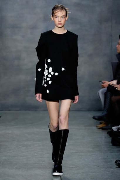 O este otro, también de Vera Wang con el negro como base y el acento en blanco. Puedes combinarlo con unas botas altas o con unos 'flats'.