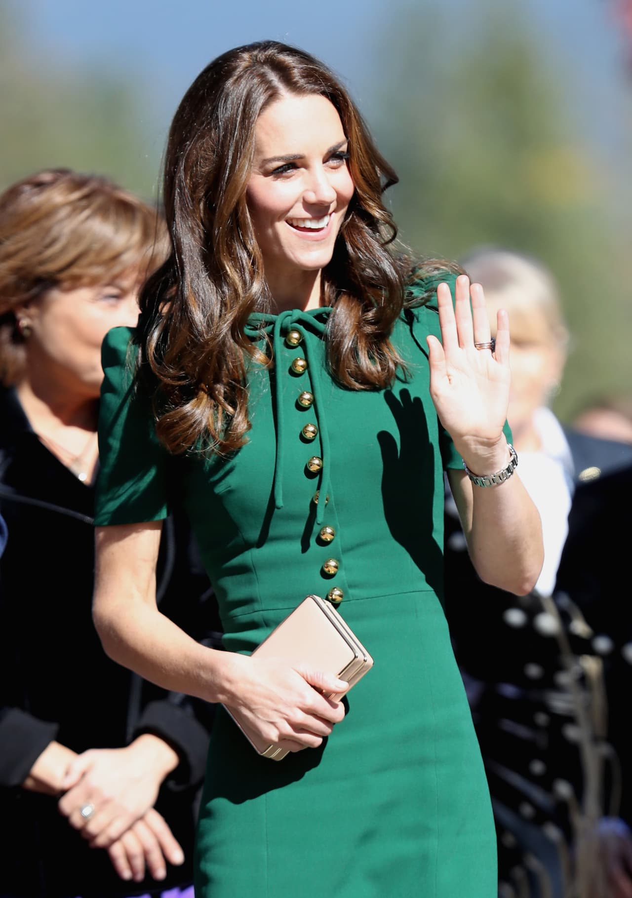 Fueron recibidos por una multitud en la universidad y la Duquesa saludó muy emocionada.