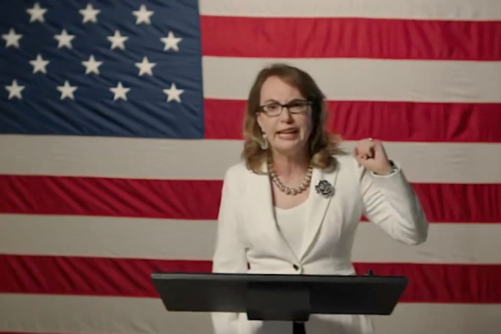 La exlegisladora Gabrielle Giffords interviene en la Convención Demócrata para abordar la violencia armada de la que ella fue víctima personalmente, ya que quedó parcialmente paralizada tras recibir varios disparos en 2011. "Las palabras alguna vez me venían fácilmente; hoy me esfuerzo con la expresión oral. Pero no he perdido mi voz",
<b> </b>señaló la exrepresentante por Arizona.