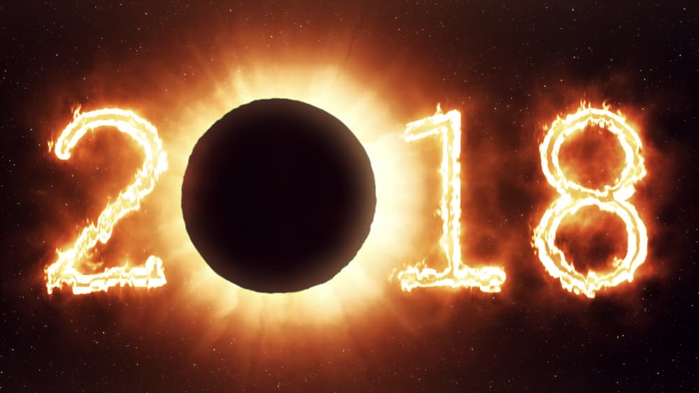 El 2018 entra de forma espectacular, con la superluna de enero al comenzar el año entrando en el signo de Cáncer en el mes de Capricornio, que es su opuesto, y con el anuncio de cinco eclipses. Así que no es solamente el impacto de la vibración numerológica del 2 que comienza ya sino el efecto de los grandes tránsitos de Saturno y de Júpiter, todo lo cual anuncia un período de grandes transformaciones en nuestras vidas.