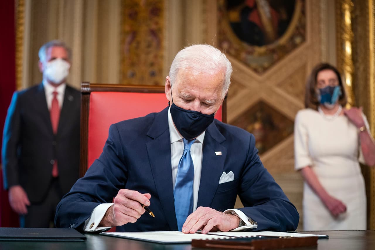 En su primer día, Biden firma varias órdenes ejecutivas para revertir políticas de Trump