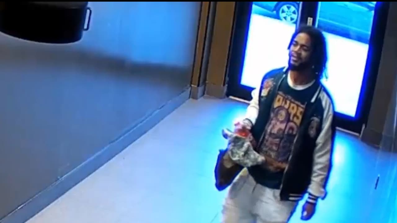 Siguió a una joven en el Bronx para tocarle los pechos; la policía lo busca