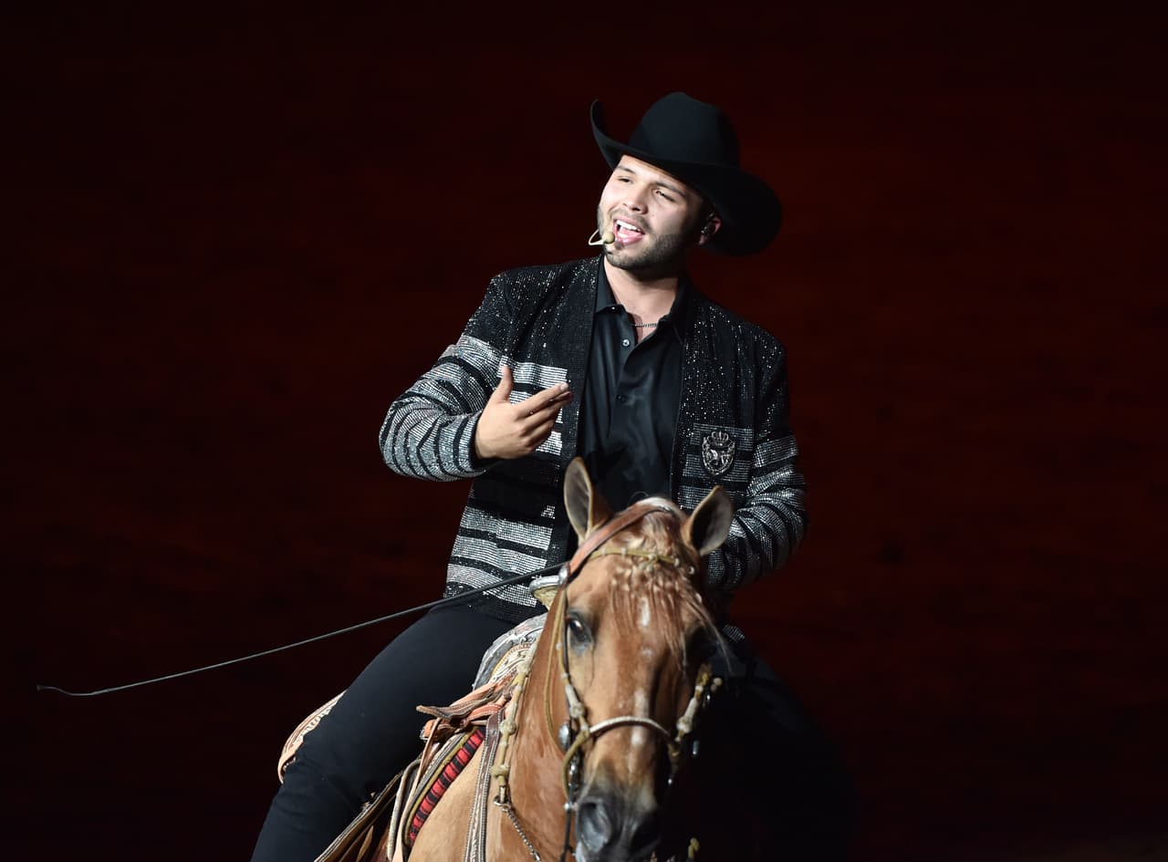 Actualmente, Leonardo Aguilar forma parte de la gira del espectáculo musical y de jaripeo que realiza junto a su papá y su hermana, lo cual lo tiene feliz.
