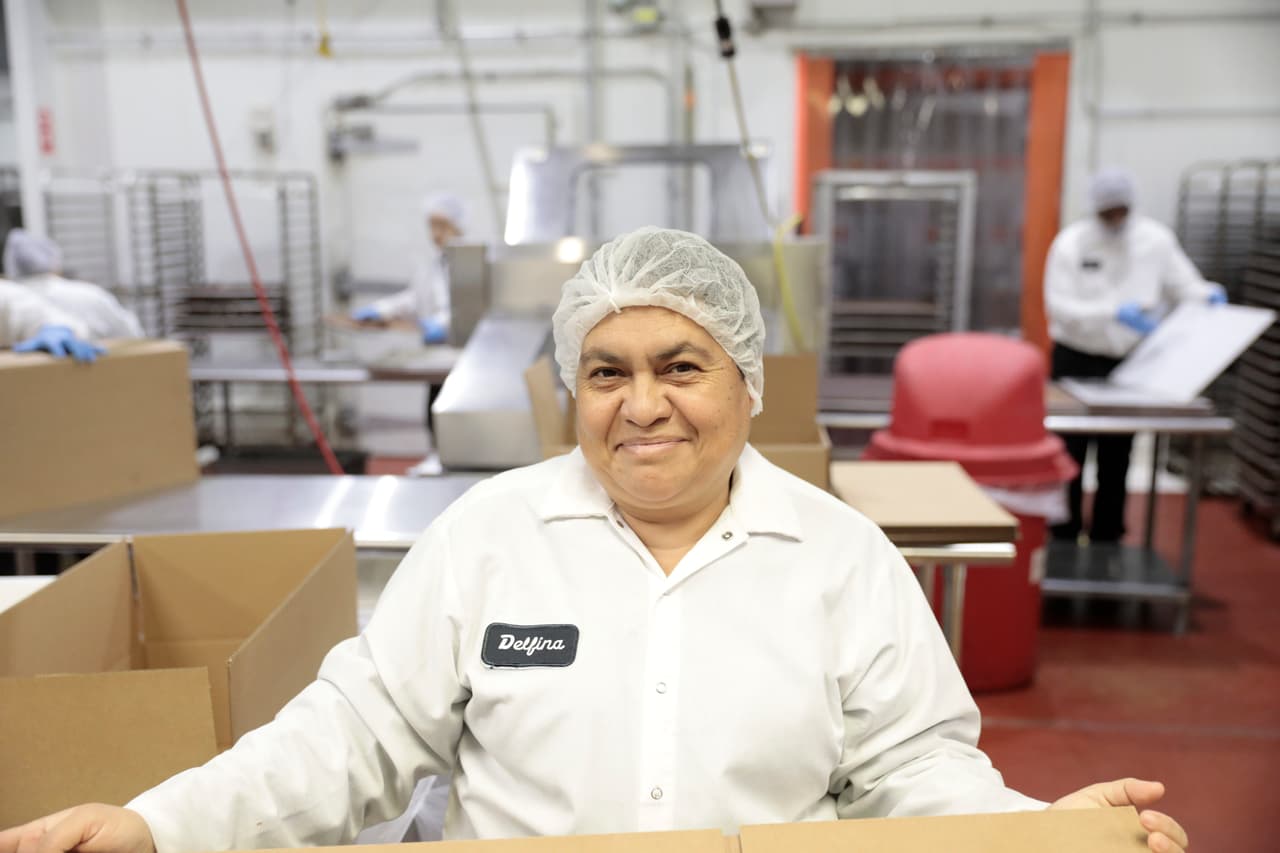 "Greyston ha estado proporcionando empleos y recursos a personas que enfrentan dificultades para conseguir empleo desde 1982, por lo que conocemos de primera mano los beneficios de seguir este enfoque", explicó Brady.