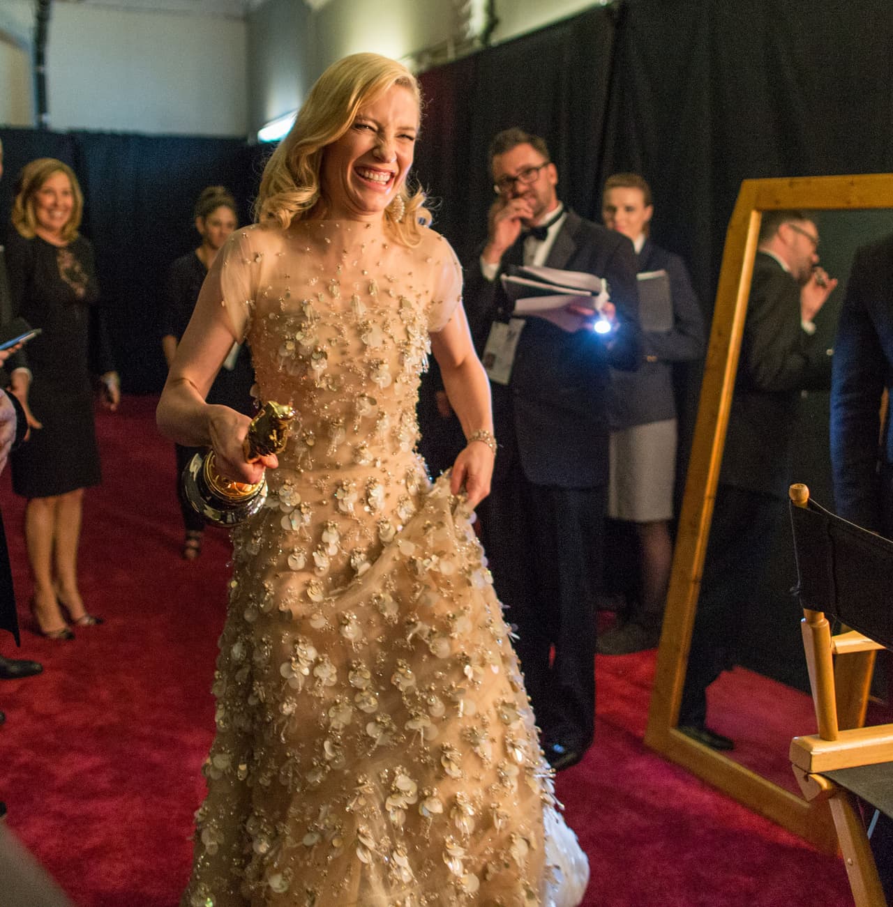 El precioso vestido de la colección Armani Privé costó 100 mil dólares y además de carísimo le trajo muy buena suerte.