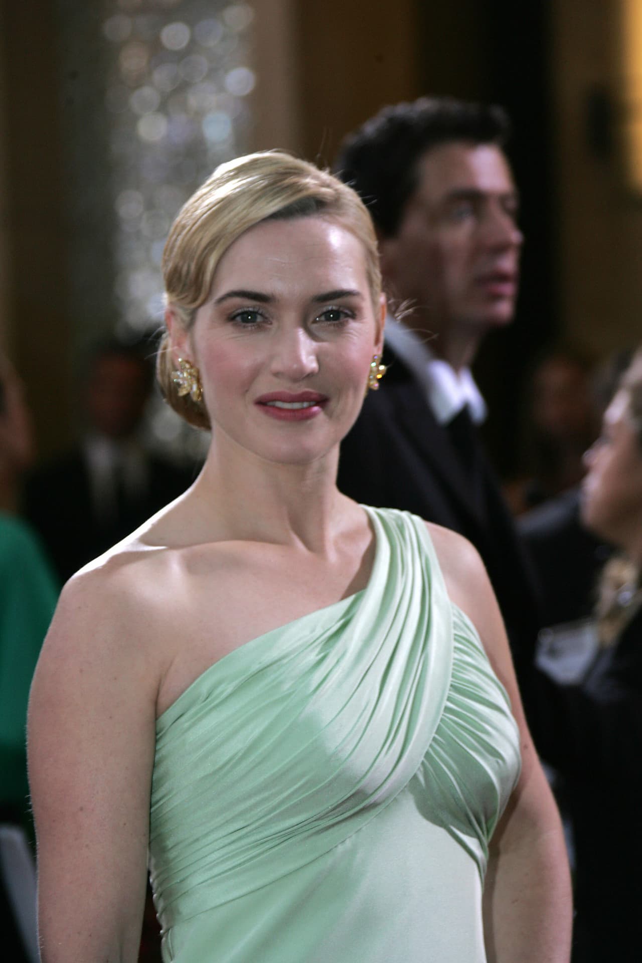 La ganadora del Oscar, Kate Winslet deslumbró con este vestido verde.