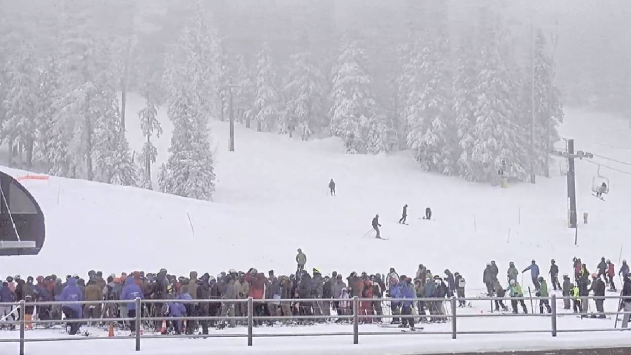 ¿Dónde está esto? El Arizona Snowbowl está ubicado en el condado Coconino, a dos horas de Phoenix y a unas 70 millas del Gran Cañón. Para más información sobre este sitio de esquí, visita: 
<a href="http://www.snowbowl.ski">www.snowbowl.ski</a>