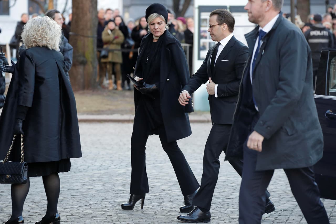 El príncipe Daniel de Suecia y la princesa Lorenza de Holanda también estuvieron presentes en la 
<b><a href="https://www.univision.com/famosos/la-princesa-victoria-de-suecia-no-asistio-al-funeral-de-ari-behn-porque-su-hija-se-fracturo-una-pierna-fotos" target="_blank">ceremonia</a></b> luctuosa.