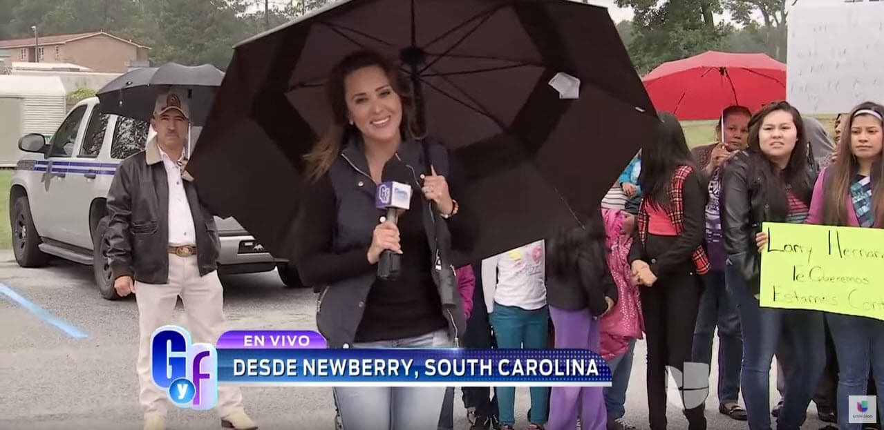 Con risa nerviosa, aseguró que buscaría ayuda por parte de las autoridades de la ciudad: "La verdad es que me sorprendieron mucho los mensajes porque nunca había recibido ningún tipo de amenazas hasta este momento. Fueron a través de las redes sociales y esperemos que simplemente sean unos mensajes. Quiero aclarar que lo único que hacemos es informar lo que está pasando, sobre todo cuando se ve involucrado un artista, porque eso es lo que hacemos, pero voy a ir con el Sheriff para informarle lo que está pasando".
<br>
<br>