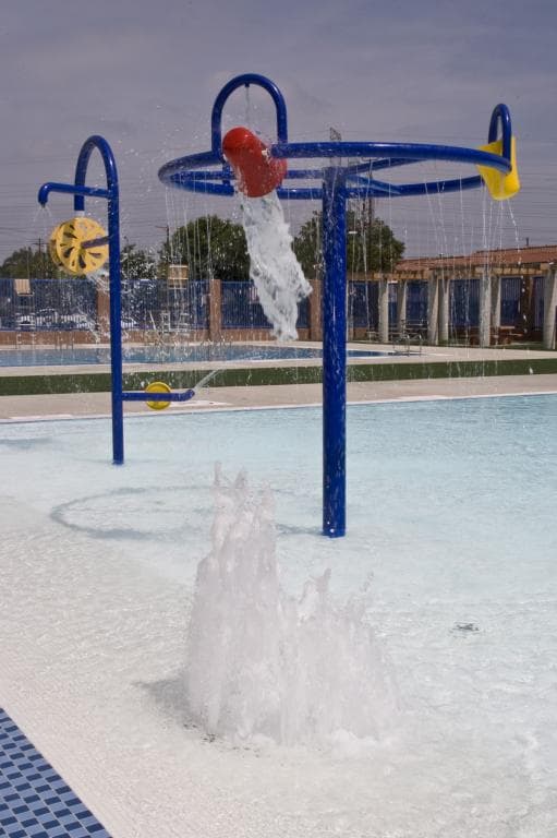 <b>NORTHRIDGE POOL:</b>
<br>Dirección: 10058 Reseda Blvd. Northridge, CA 91324
<br>Teléfono: (818) 709-7475
<br>Registro: Visita el portal https://www.laparks.org/aquatic/summer/northridge-pool
<br>
<a href="https://www.google.com/maps/search/?api=1&query=10058%20Reseda%20Blvd.%20Northridge,%20CA%2091324"><u>Cómo llegar</u></a>
<br>
