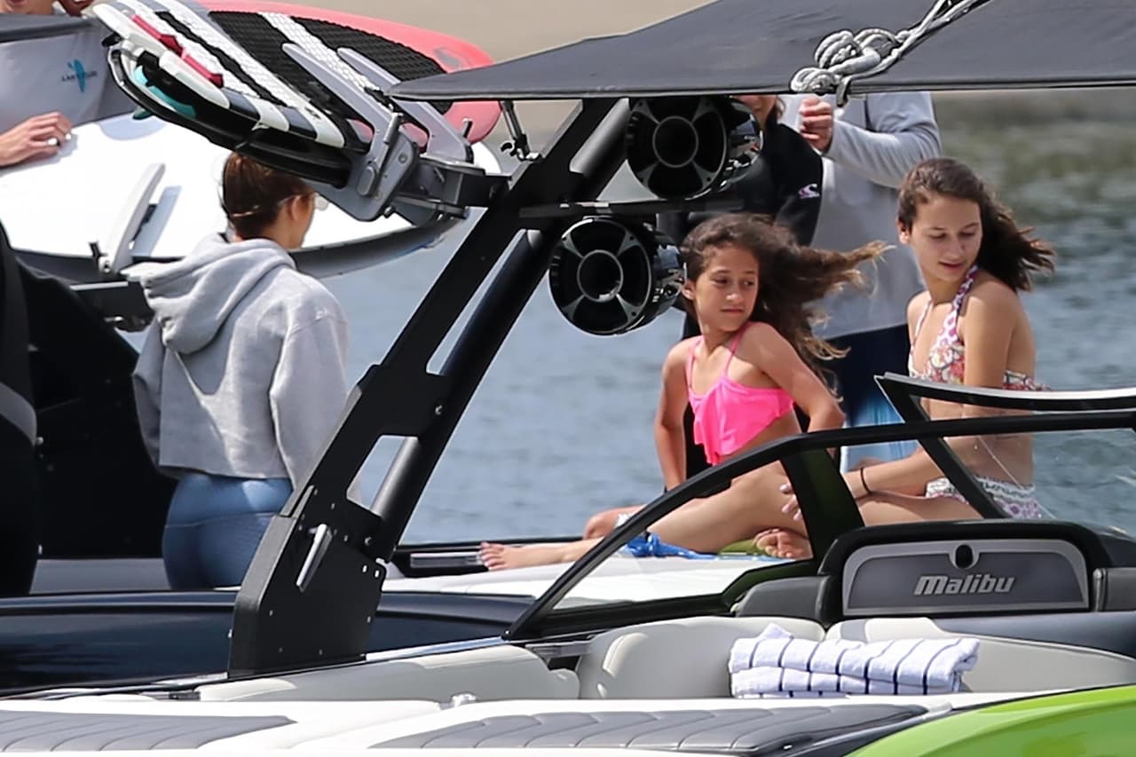 Durante un paseo en bote por la zona de Coeur d' Alene, Jennifer López estuvo pendiente a su hija Emme (izquierda) y a 
<b><a href="https://www.univision.com/entretenimiento/maestra-de-lujo-jlo-le-ensena-la-coreografia-de-dinero-a-la-hija-de-arod-video">su hijastra Natasha</a></b>, la hija mayor de Alex Rodríguez.