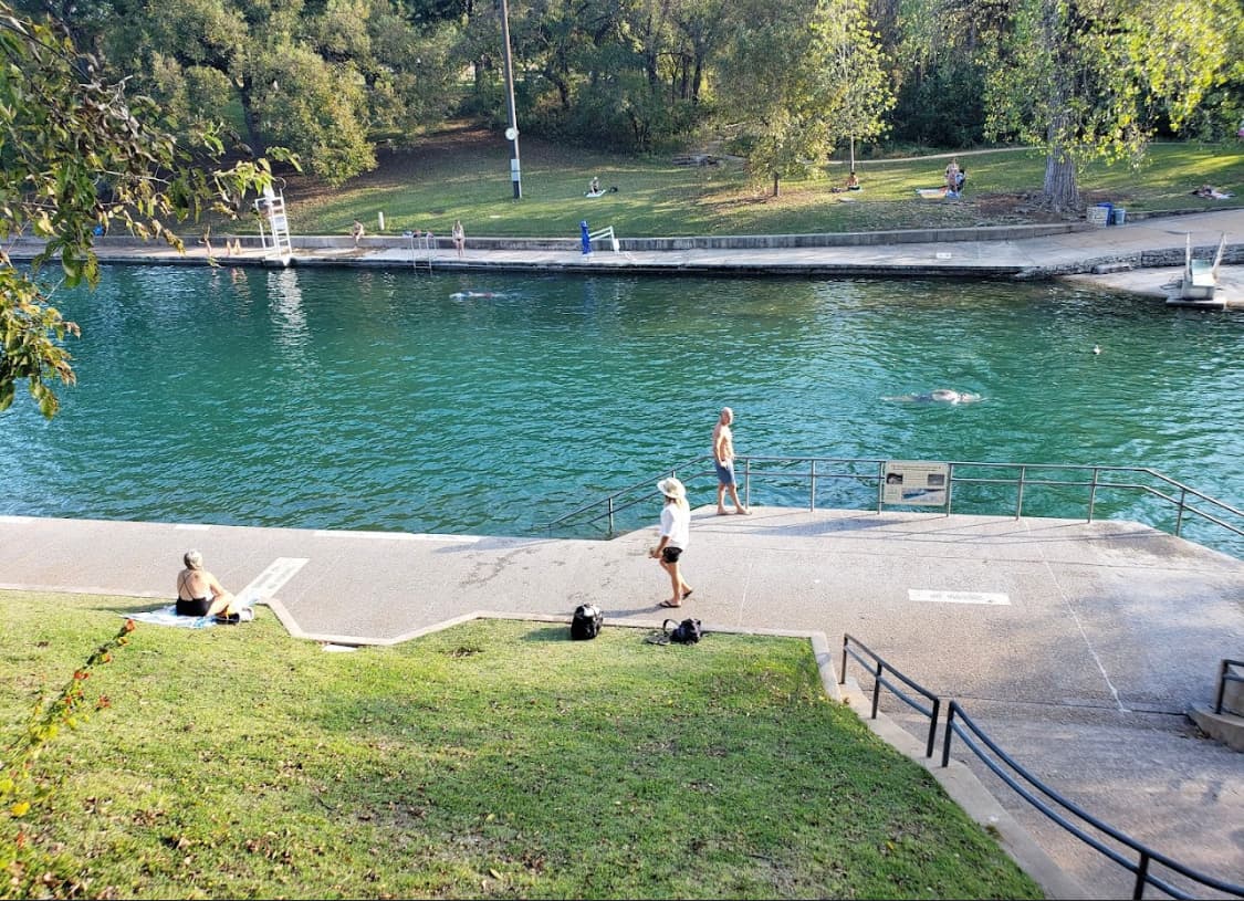 <h2 class="cms-H2-H2">Parque Metropolitano Zilker</h2>
<br>
<br>Este parque tiene un lago por el que es famoso. Ofrece varios eventos para niños y además se pueden llevar mascotas. Se pueden alquilar kayaks para pasear por el Lago Lady Bird o hacer picnics. Tiene un jardín botánico con cascadas que pueden visitarse a cualquier hora del día.
<br>
<br>Dirección: Austin, TX 78746