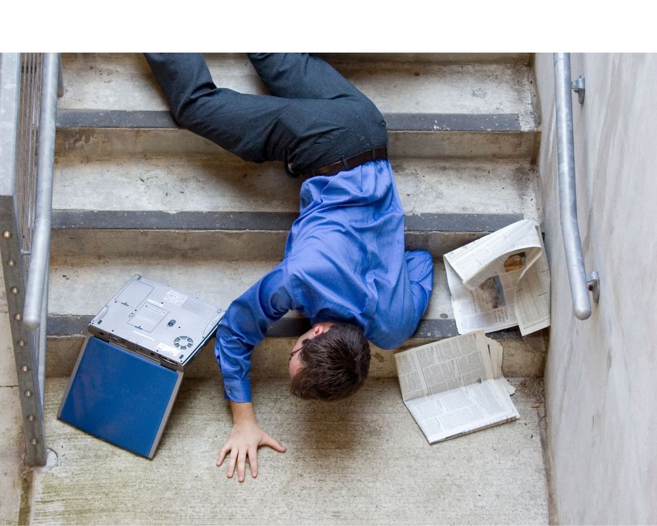 1. Identifica peligros en tu espacio y asegura cosas que se muevan como muebles y otros objetos pesados para evitar lesiones y daños.