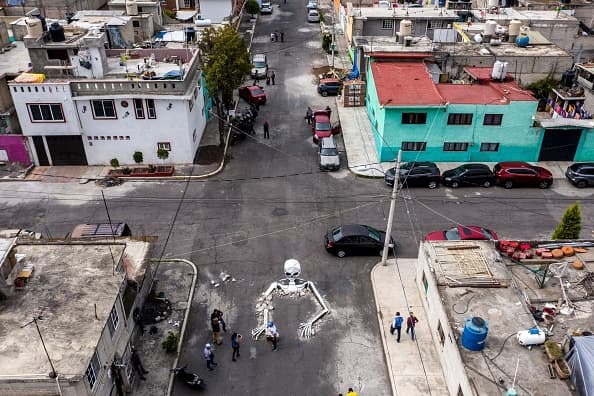 El pasado 19 de octubre dieron inicio de manera oficial las celebraciones por el Día de Muertos en la Ciudad de México en el tradicional 
<a href="https://www.univision.com/noticias/america-latina/en-fotos-monumentales-fuguras-tomaron-las-calles-de-la-capital-mexicana-en-el-inicio-de-festejos-del-dia-de-muertos-fotos">desfile de Alebrijes</a>.