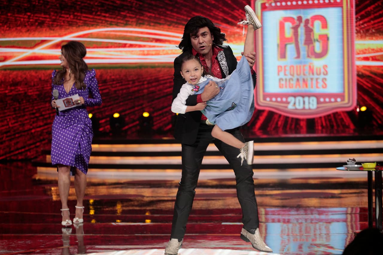 La primera capitana en subir al escenario fue Sarilú. En cuatro minutos modeló con lentes, bailó un lírico con Albertano, peinó a una mujer de pelo largo y bailó reggaeton al lado de su madre. La capitana de 'Las Bombas' sumó 41 puntos.