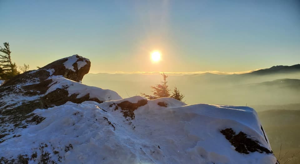 El invierno es un momento increíble para disfrutar de vistas panorámicas desde la atracción más antigua de Carolina del Norte, The Blowing Rock. Aprende sobre la leyenda de The Blowing Rock y visita el museo para descubrir más sobre la geología y la historia de The Blowing Rock.